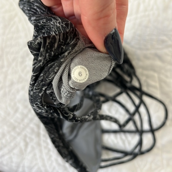 LULULEMON BRA! Worn once! Size 6 - Picture 3 of 3